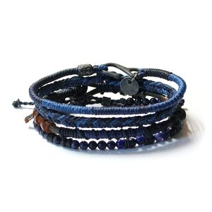 Brazalete artesanal hecho a mano de alambre reciclable